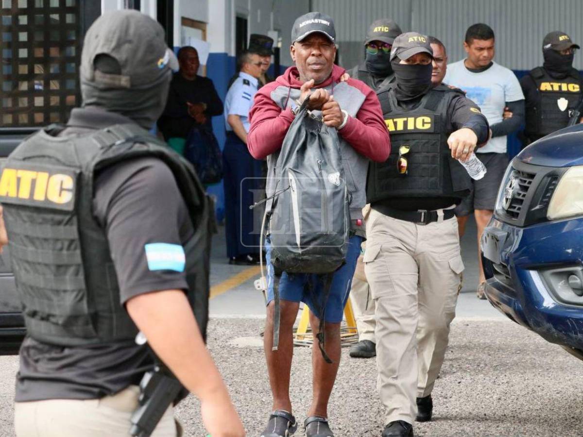 Así trasladaron a los cinco detenidos con 899 kilos de cocaína tras operación en Gracias a Dios