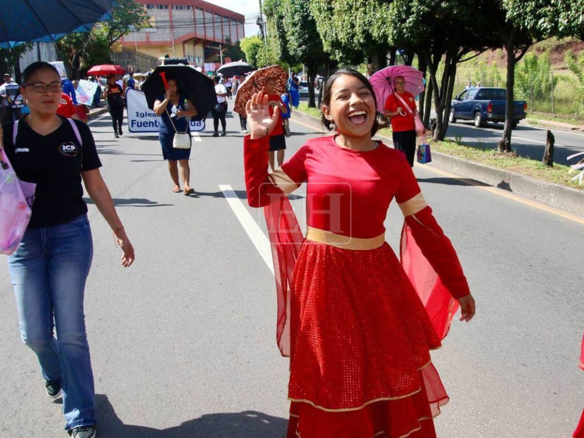 Carrozas, cantos y fe: así se desarrolla el Día Nacional de la Biblia en Tegucigalpa