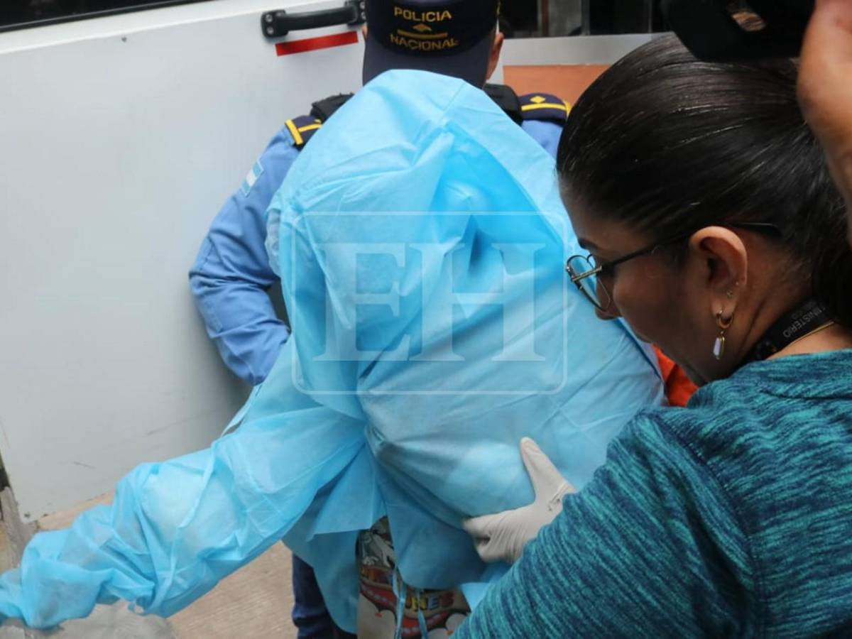 Custodiada y con heridas: así trasladan a madre de niña que murió por disparo en Olancho