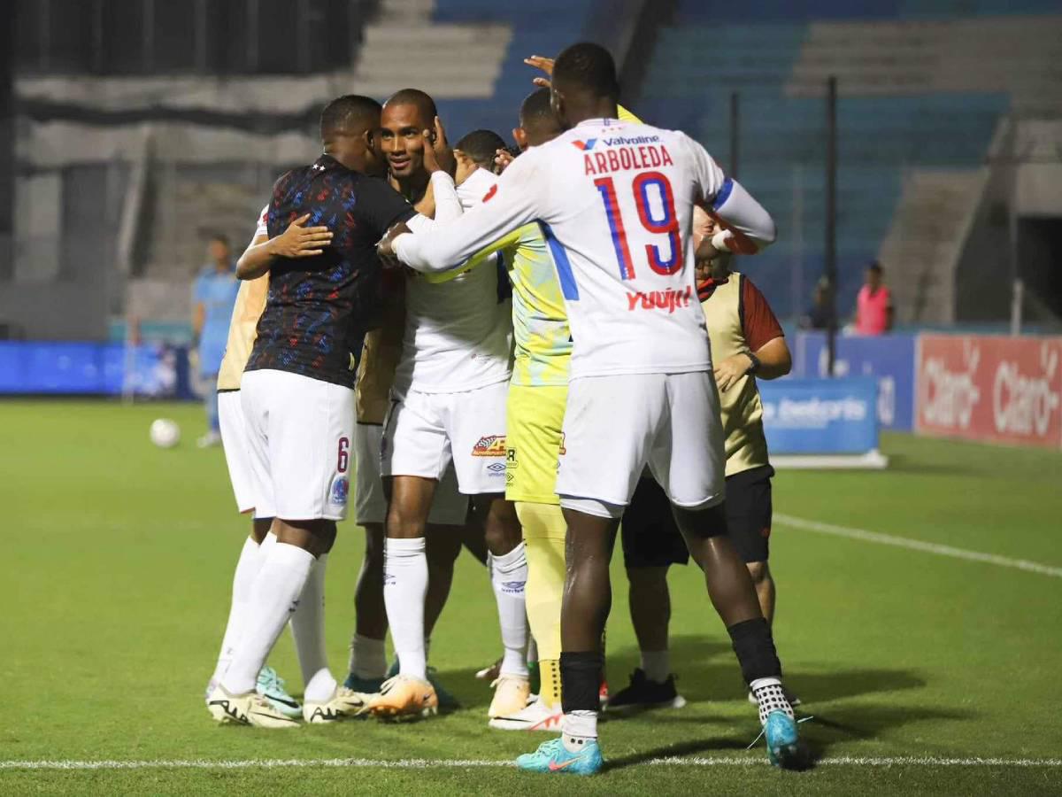 ¡Ya son 45! Olimpia, con un hombre menos sobrepasa al Real España en Tegucigalpa