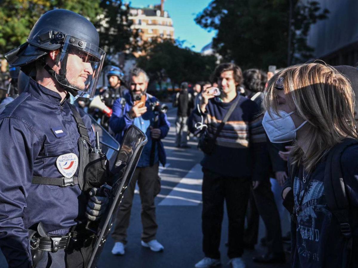 Saqueo de un instituto y choques con la Policía marcan protestas en Francia