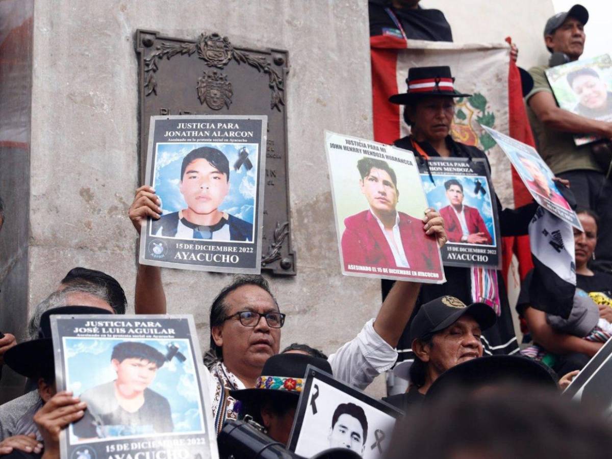 Cientos de personas protestan en Lima contra la investidura de Keiko Fujimori