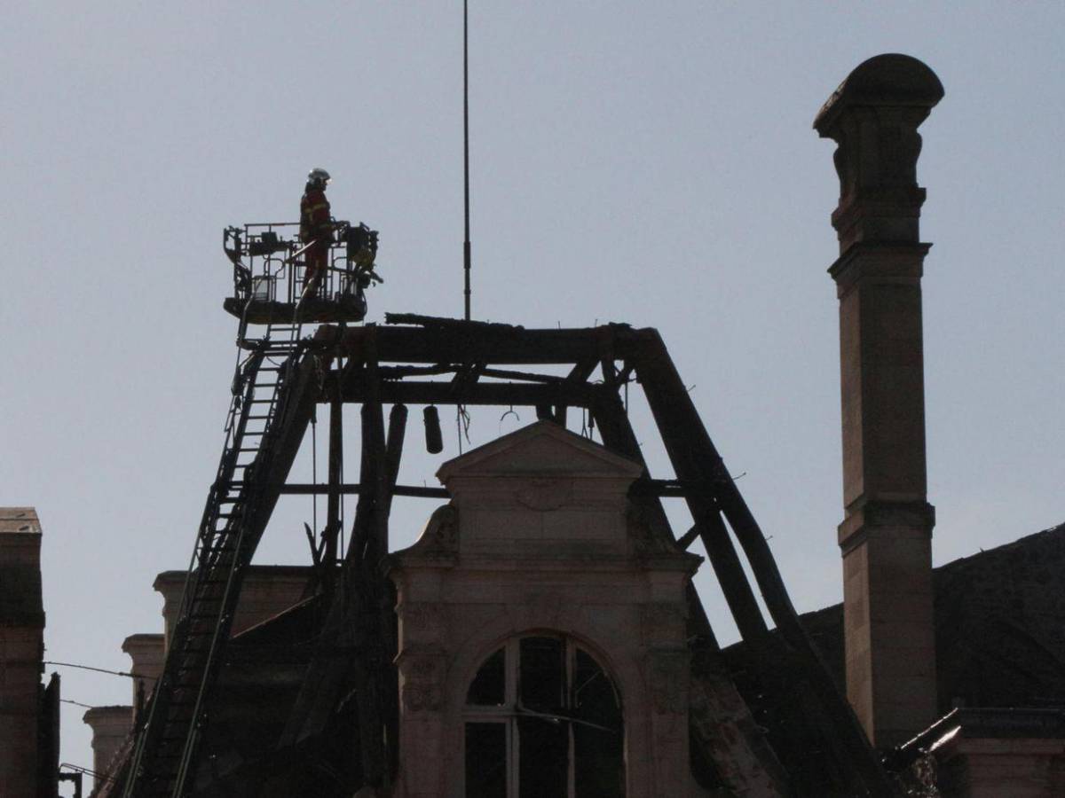 Así quedó el Ayuntamiento de Limoges tras el incendio provocado durante protestas
