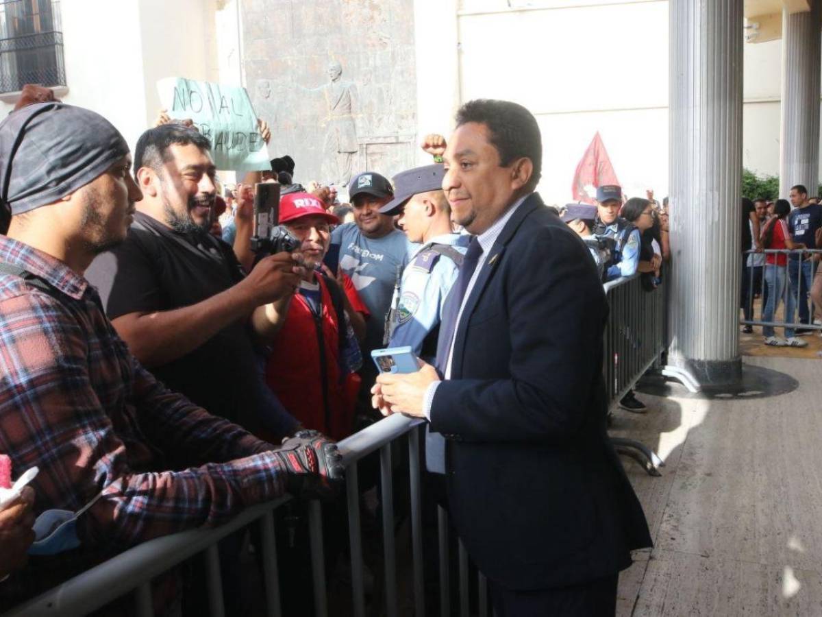 ¿Y el checazo? y diputado lanza agua: el caos en el Congreso Nacional