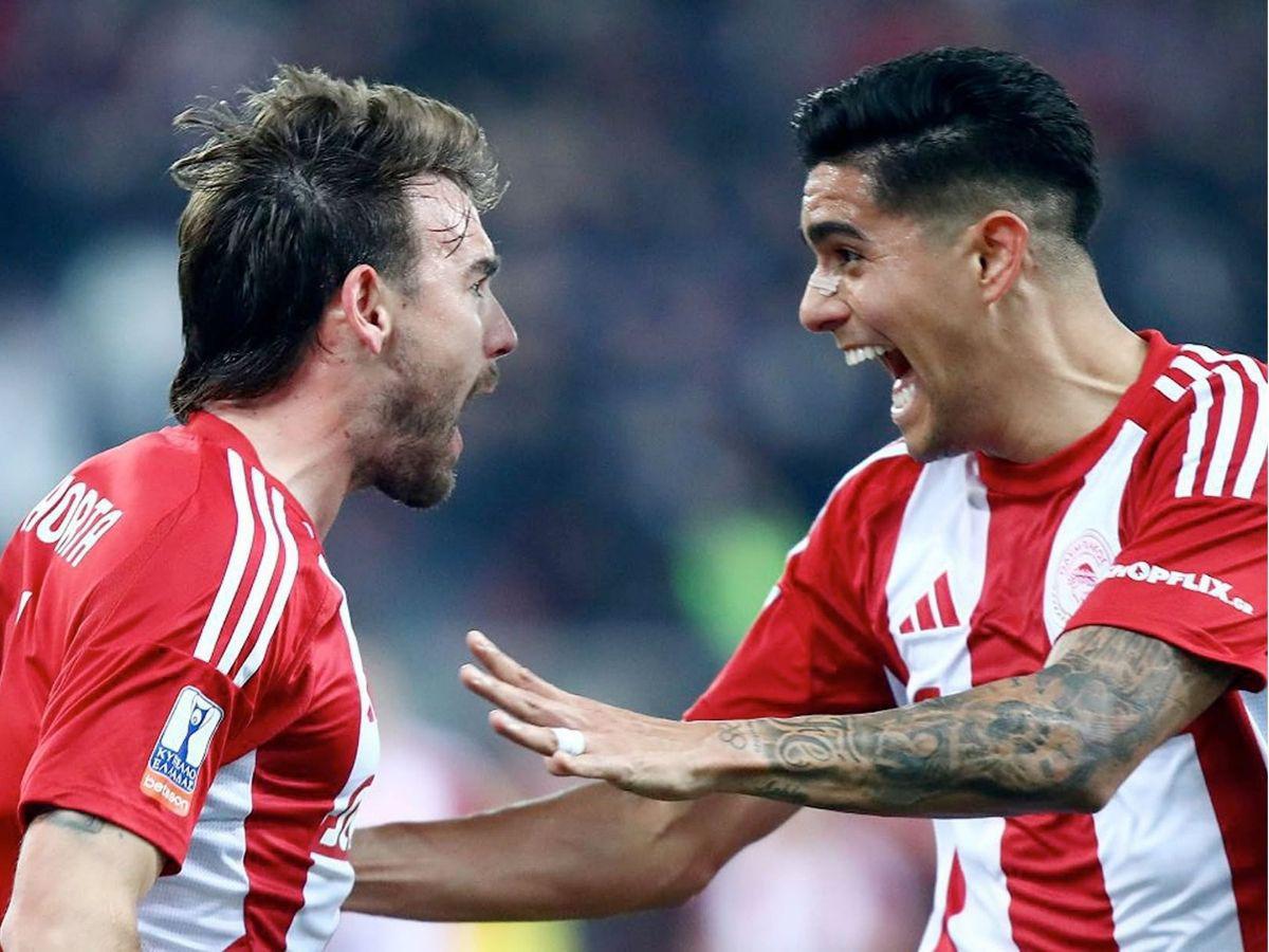 Luis Palma anota su primer gol con el Olympiacos y lo celebra frente a jugador mexicano