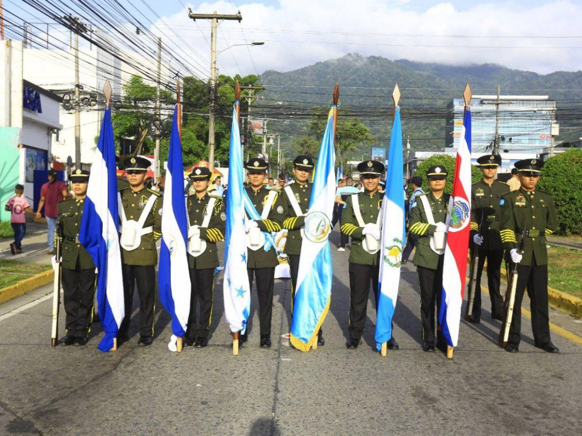 Cuadros de cadetes honran a la patria en los desfiles de independencia