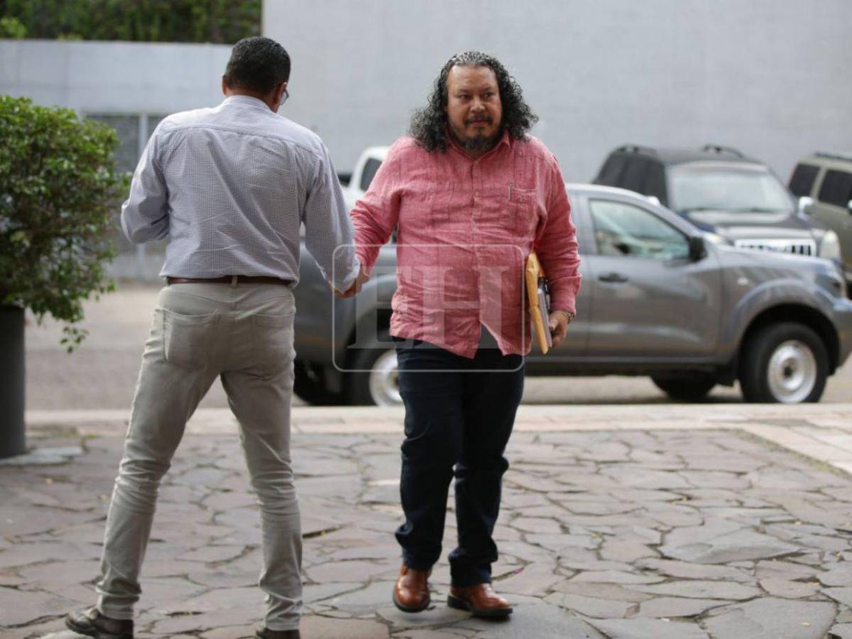 Funcionarios llegan a Casa Presidencial para Consejo de Ministros en medio de controversia por decreto