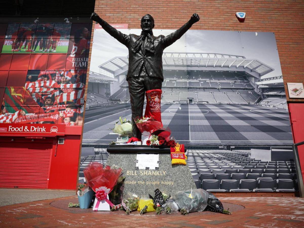 You´ll Never Walk Alone: Seguidores del Liverpool rinden homenaje a Diogo Jota