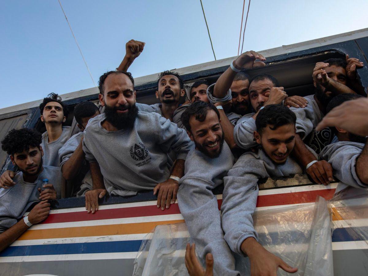 Entre abrazos y lágrimas, palestinos celebran su regreso a la libertad tras el alto el fuego en Gaza