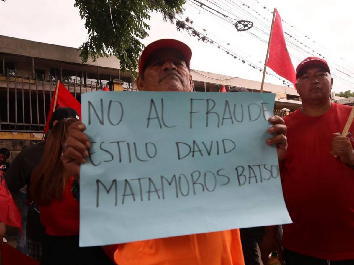 Apoderándose de los portones, colectivos de Libre impiden entrega de ofertas para TREP