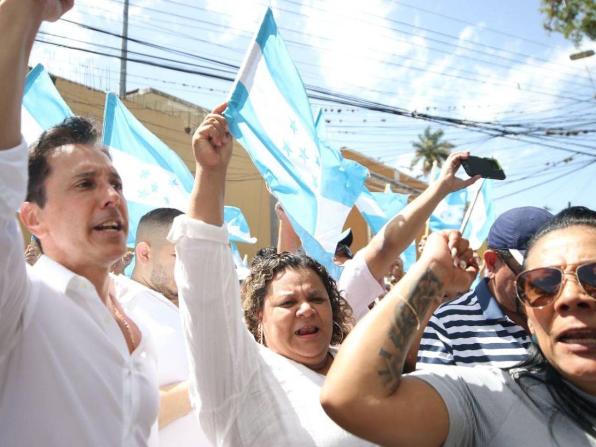 ¡Fuera el familión!: Militantes del Partido Nacional protestan en apoyo a consejeras del CNE