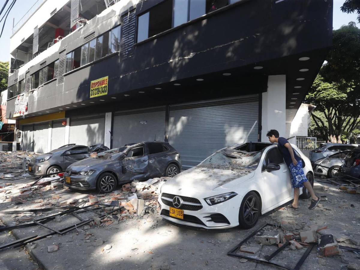 Varios muertos, personas atrapadas y edificios colapsados tras terremoto de 7.4 en Colombia