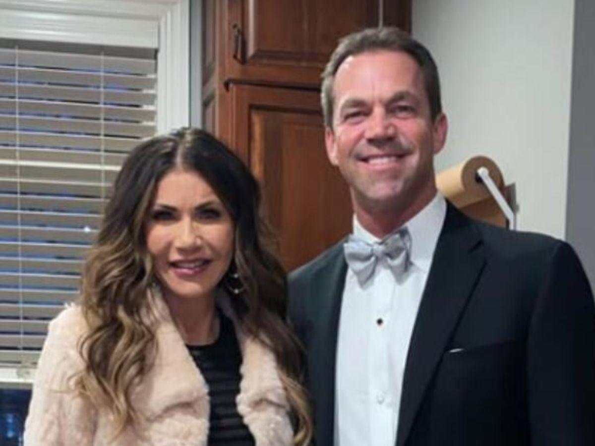Difunden supuestas fotos del esposo de Kristi Noem usando senos postizos