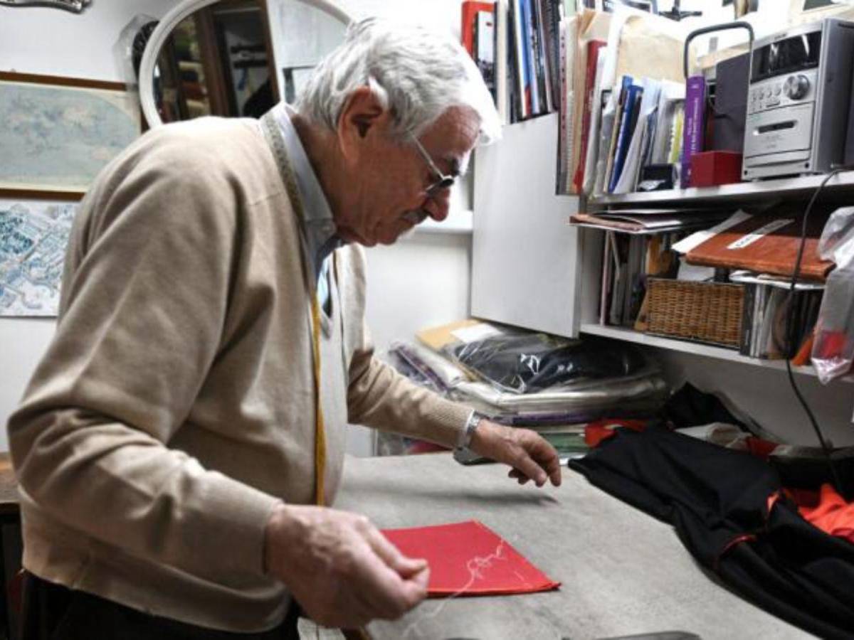 Mancinelli, sastre que viste a los papas, prepara el traje del próximo pontífice