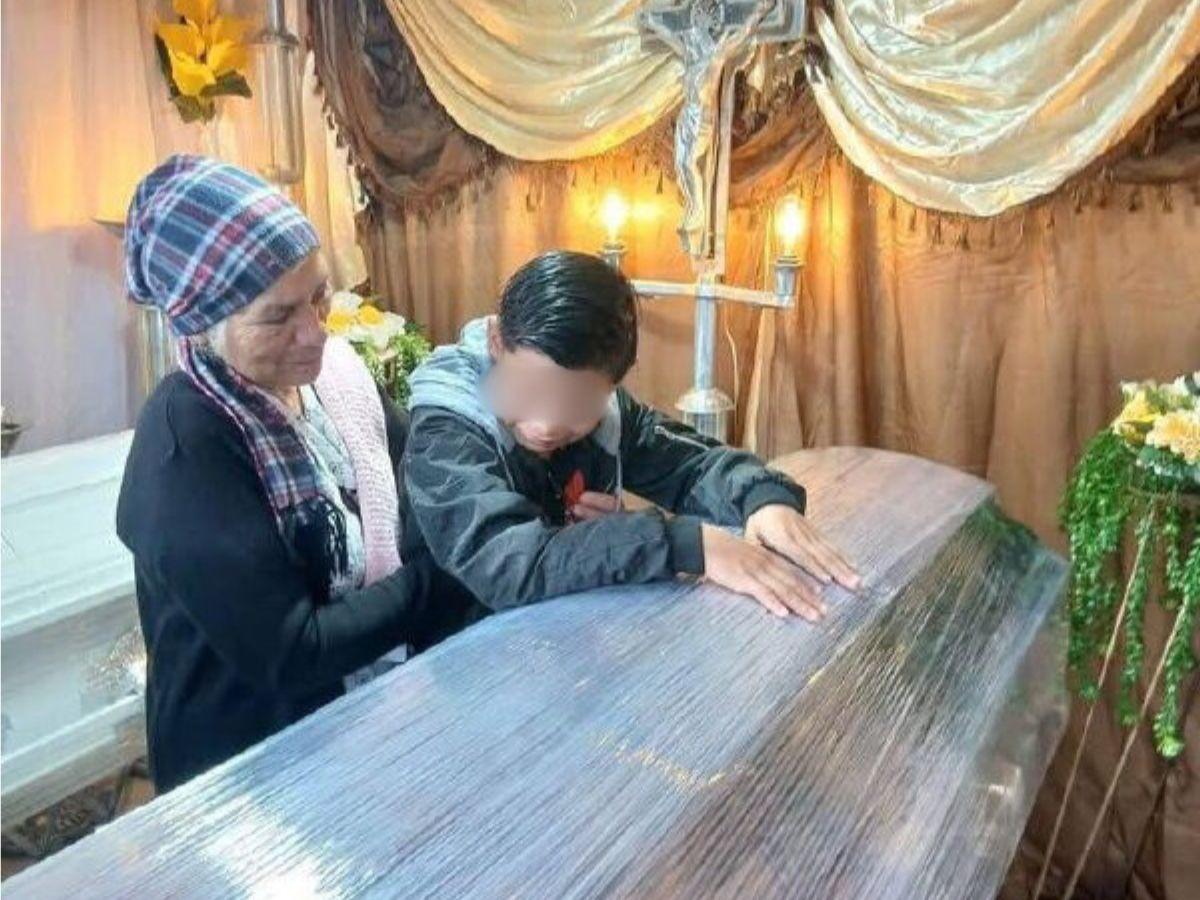 “Se me adelantó y me duele”: Dan último adiós a madre e hijo que murieron en Potrerillos