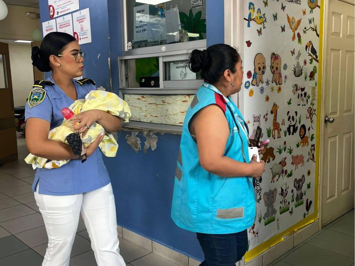 Lo abandonaron en una banca: rescatan a bebé con el cordón umbilical en Choloma