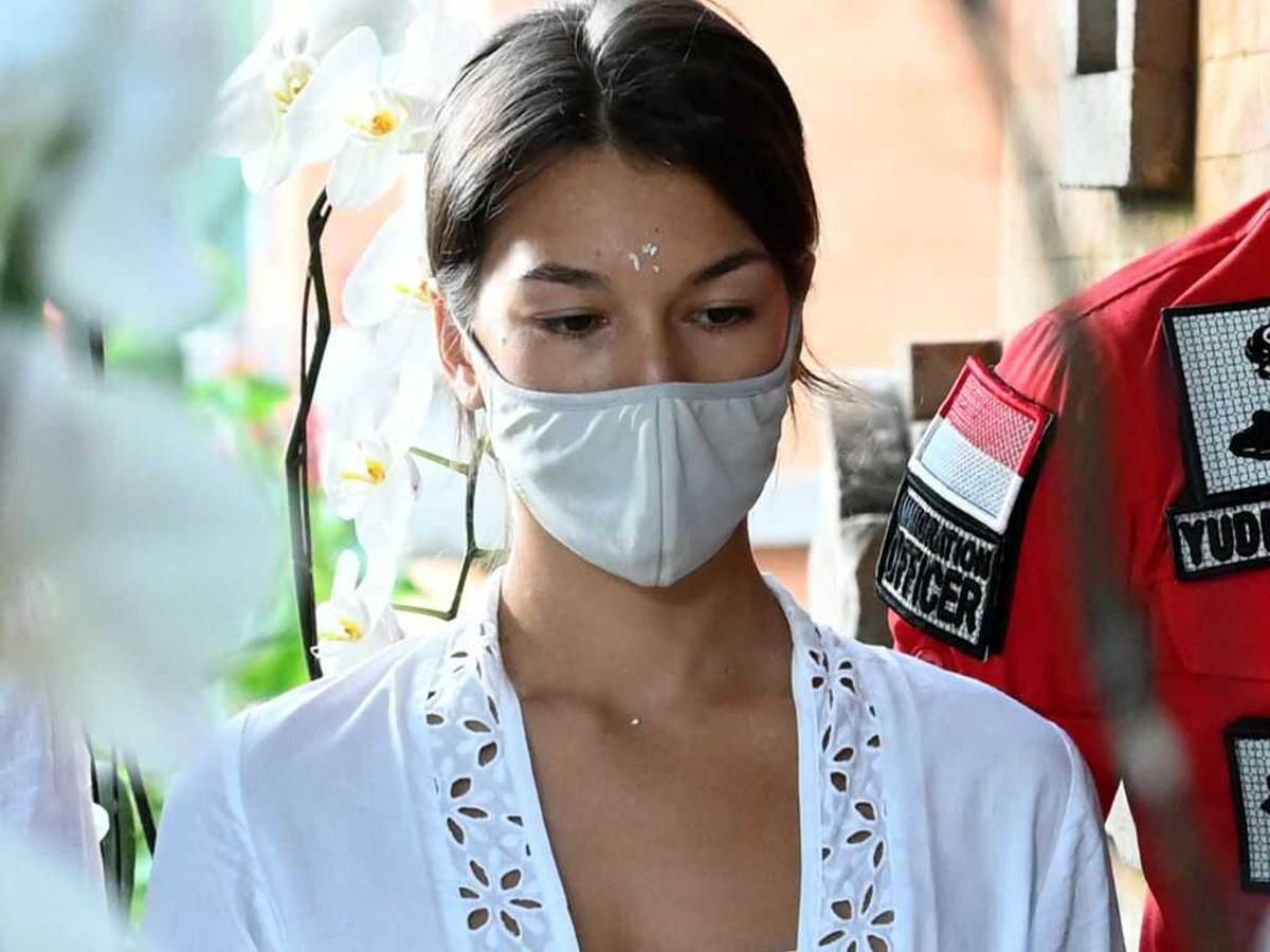 Expulsan de Bali a “influencer” rusa por tomarse foto desnuda en árbol sagrado