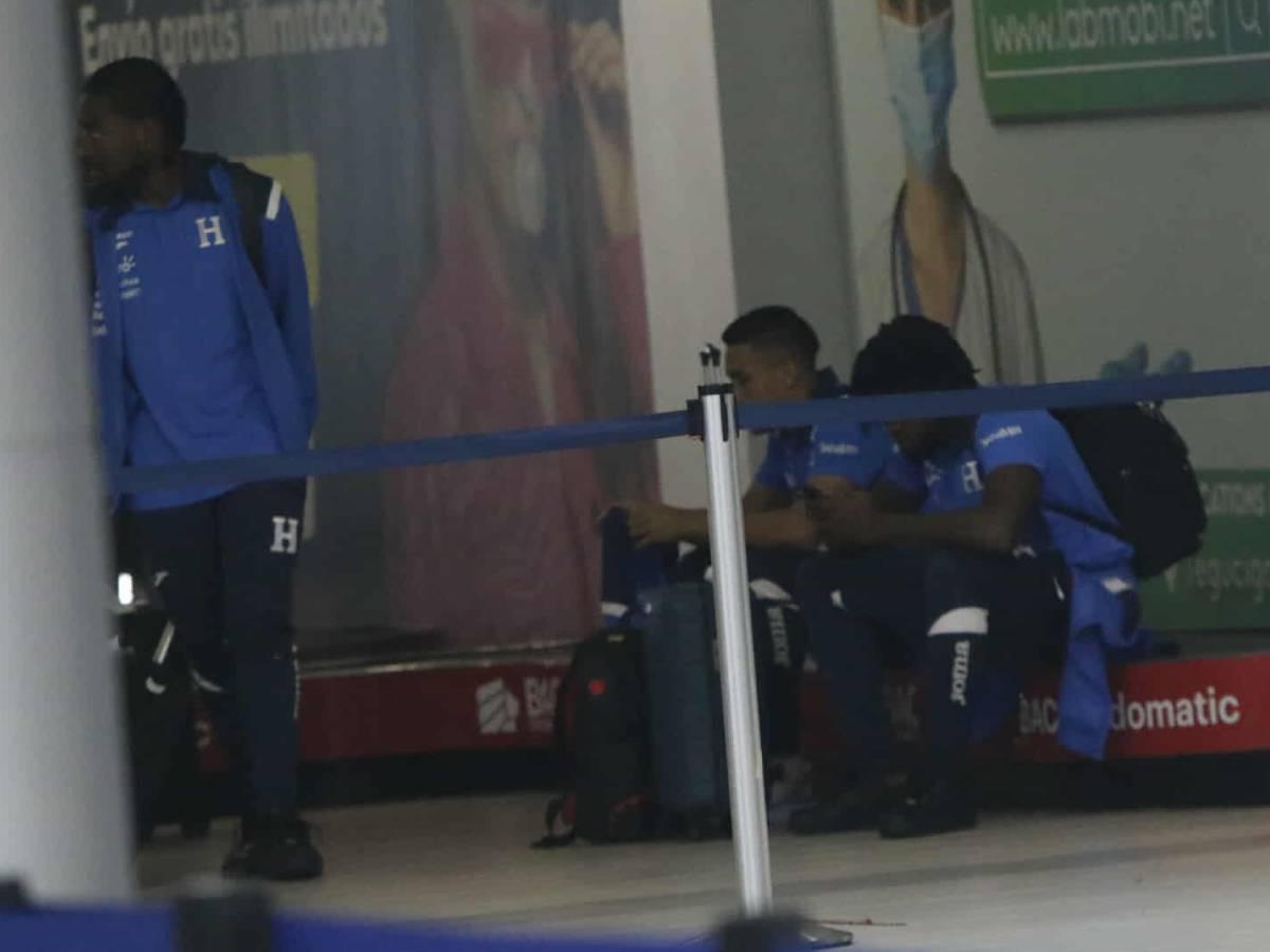 Con cara de pocos amigos llegan jugadores de Honduras tras derrota con Nicaragua