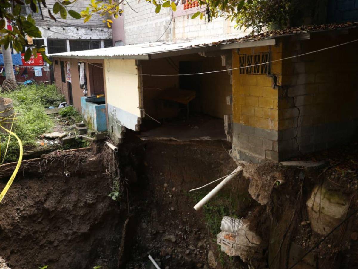Enorme socavón pone en peligro a vecinos de la colonia Centroamérica Oeste