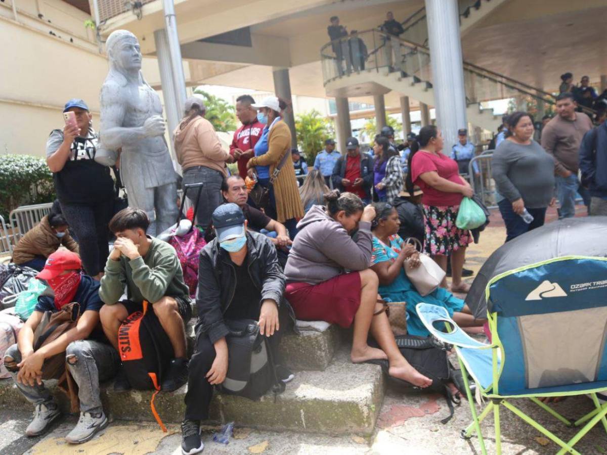 De aquí no nos vamos: afectados de Koriun protestan en los bajos del Congreso Nacional