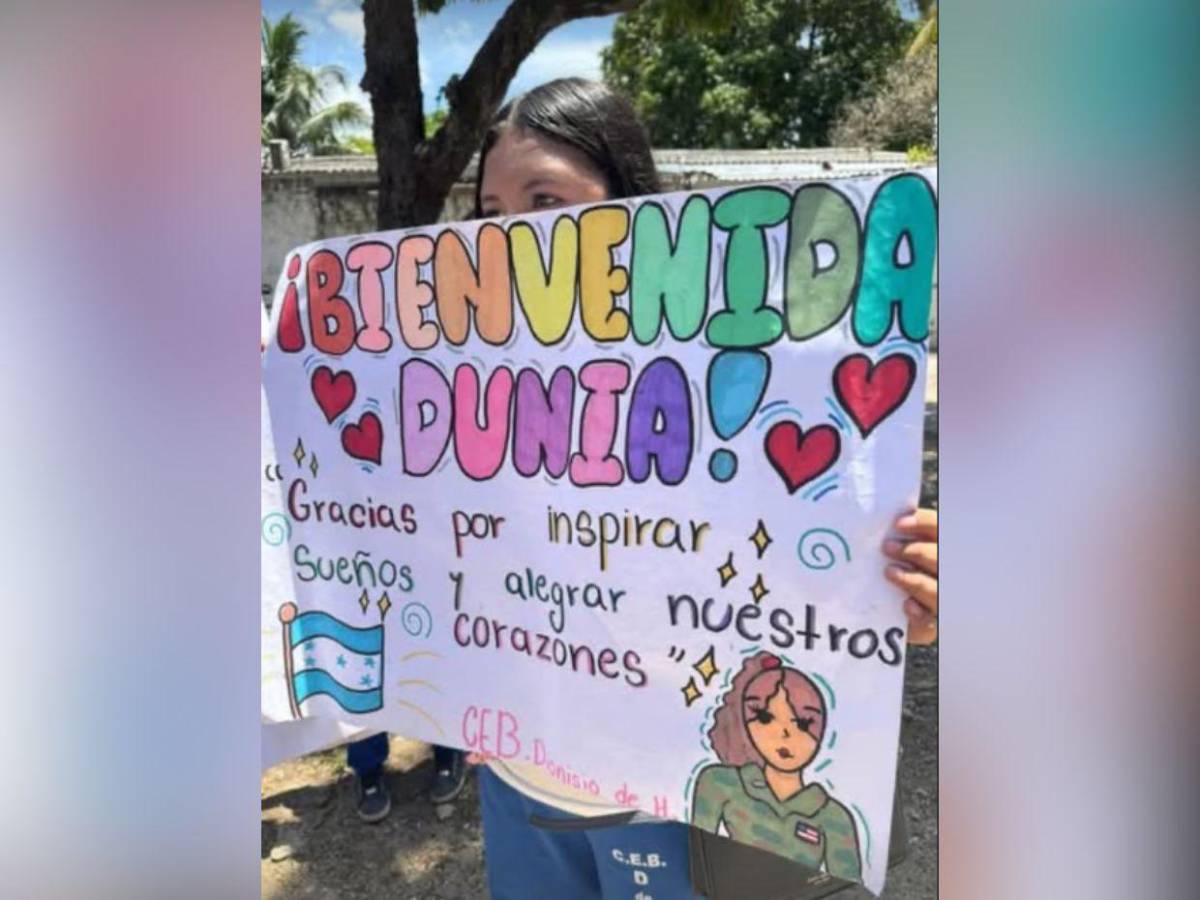Dunia Santos regresa a Honduras y rompe en llanto al ver la realidad de una escuela