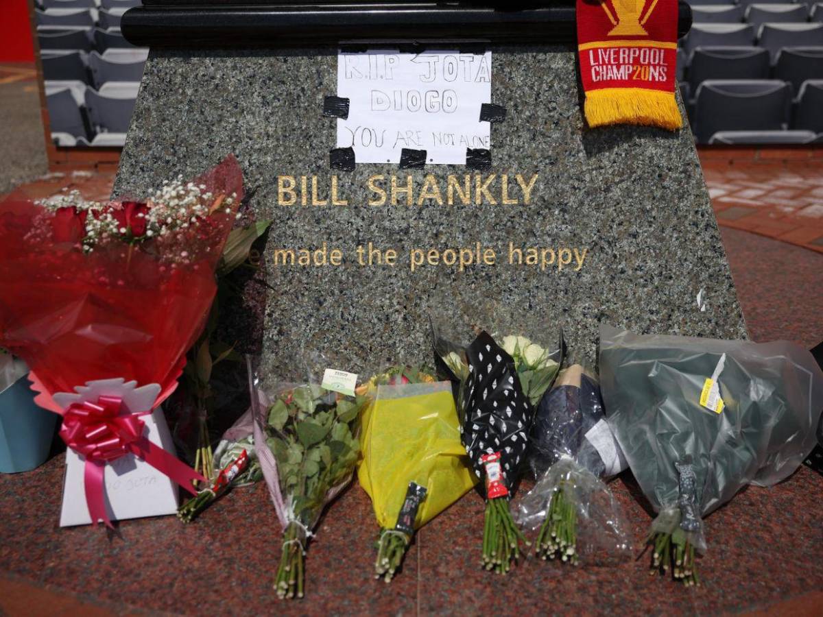 You´ll Never Walk Alone: Seguidores del Liverpool rinden homenaje a Diogo Jota