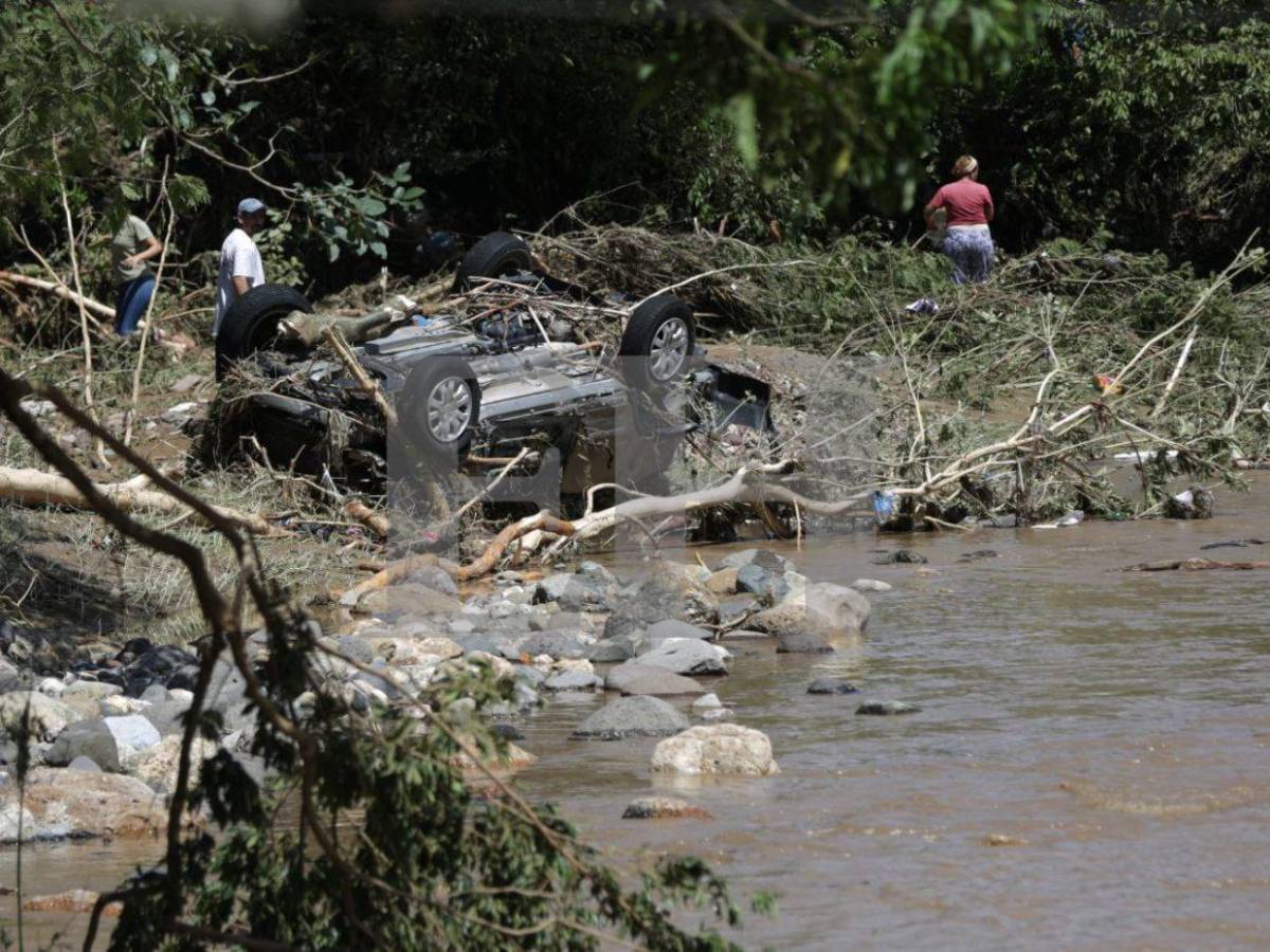 Casas inundadas y carros volcados: el caos en Río Abajo por las lluvias