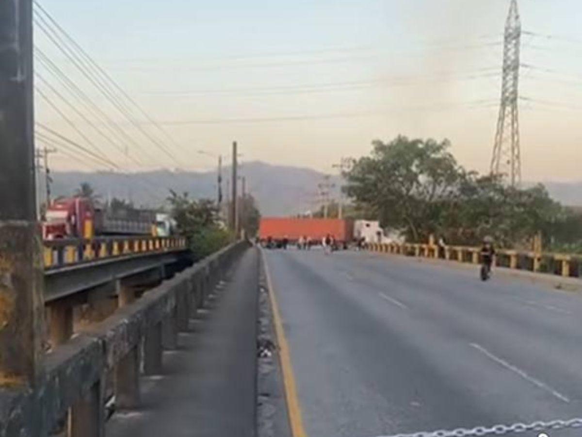 Lluvia de piedras y gas lacrimógeno: afectados por Koriun Inversiones protestan en Choloma