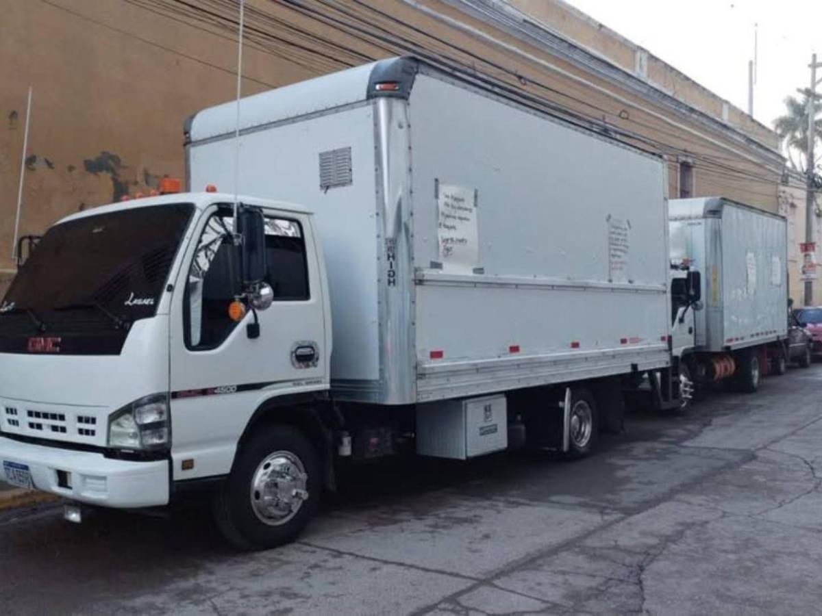 Conductores y dueños de camiones protestan frente al CNE por deuda de L 67 millones