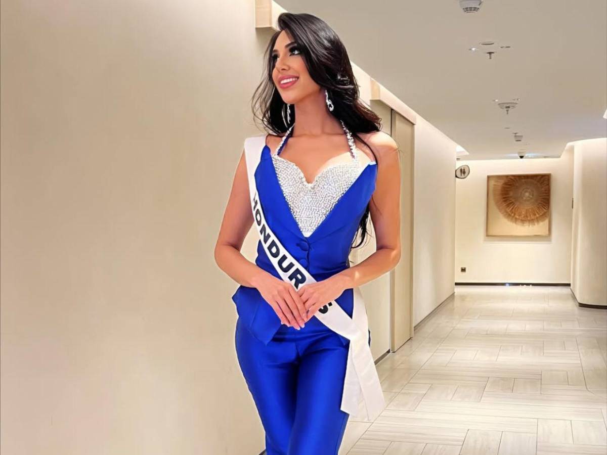 Alejandra Fuentes deslumbró con look azul y brillante en entrevista con jurado de Miss Universo