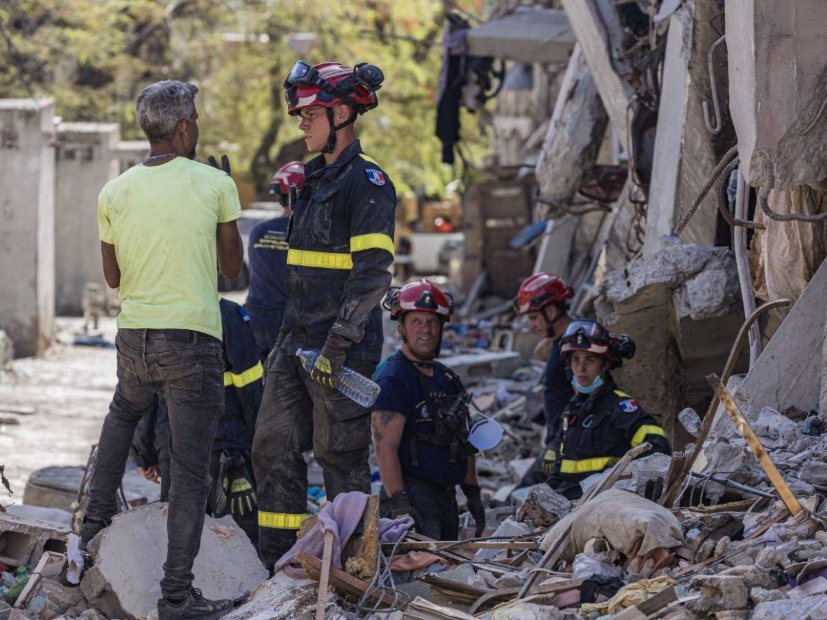 ¿Cómo es la labor de los rescatistas en Venezuela tras doble terremoto?