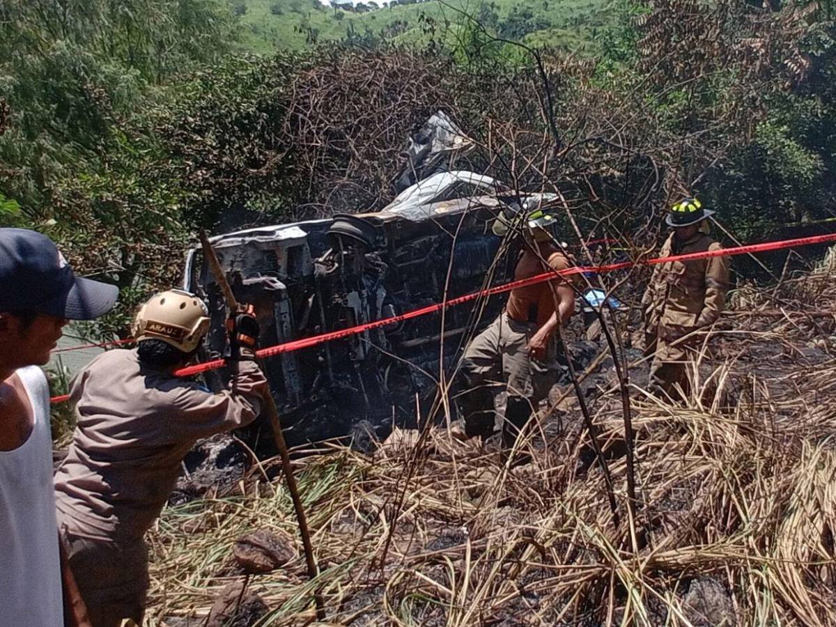 Iba a exceso de velocidad y se llevó un poste: lo que se sabe de fatal accidente en Cofradía