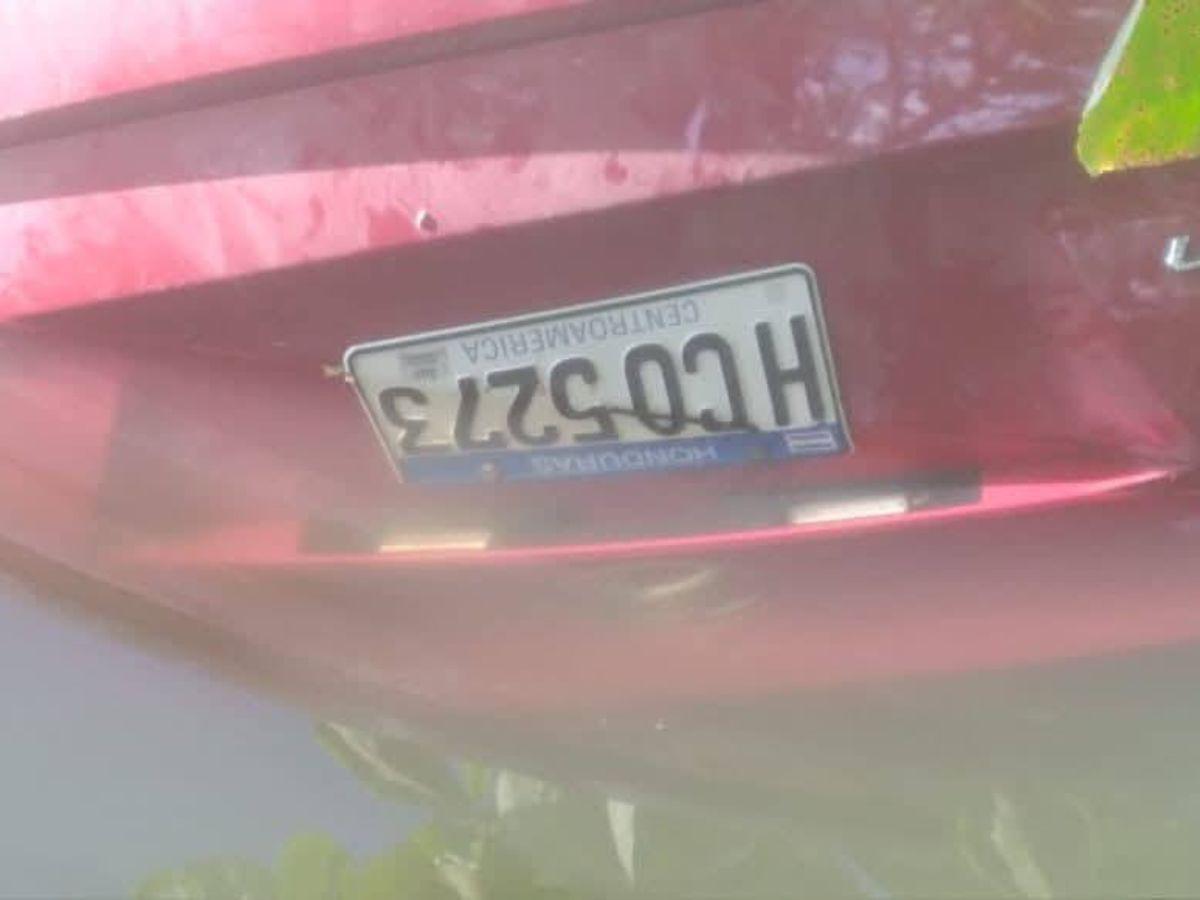 José Torres murió atrapado en su carro que cayó a un crique: momento en que sacan su cuerpo