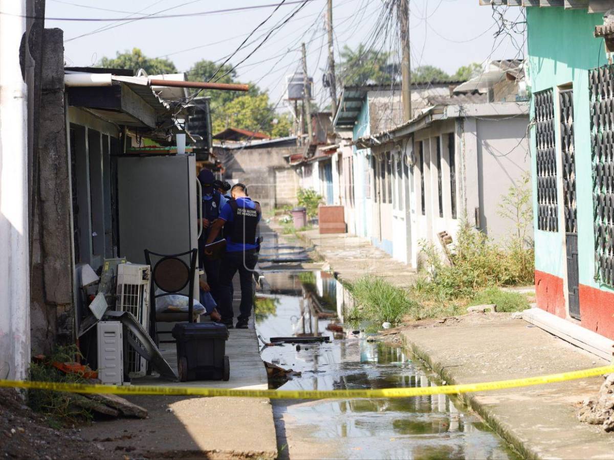 Escena del crimen: Sus hijos observaban desde afuera mientras investigaban la muerte de Bianca García