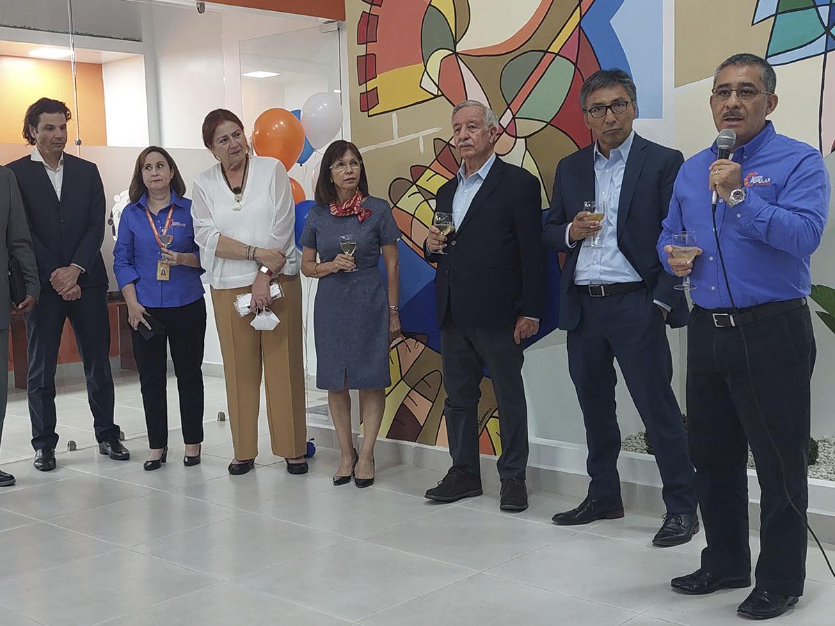 El brindis de inauguración estuvo a cargo del gerente general de Banco Popular, Julio Herbas.