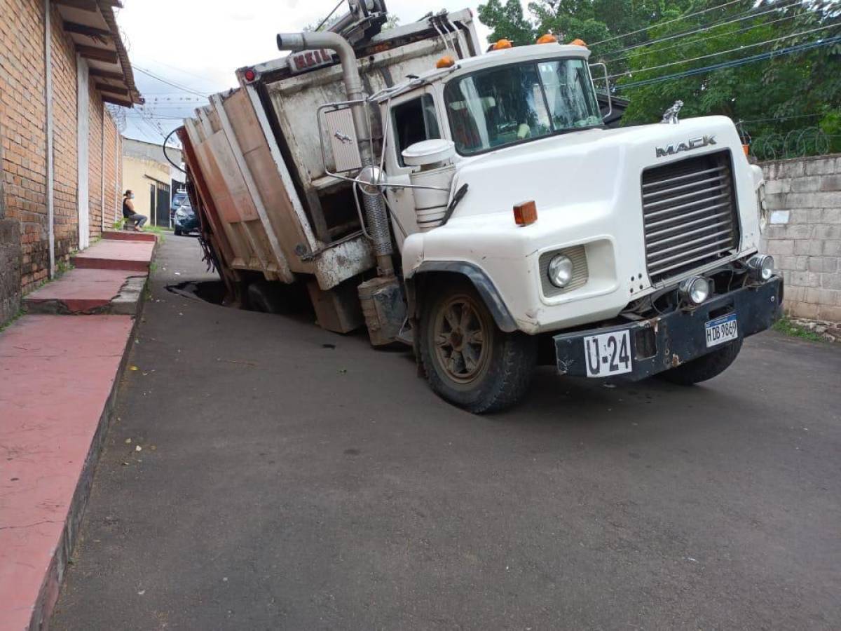 Se hunde pavimento en la colonia Miraflores; camión quedó atascado