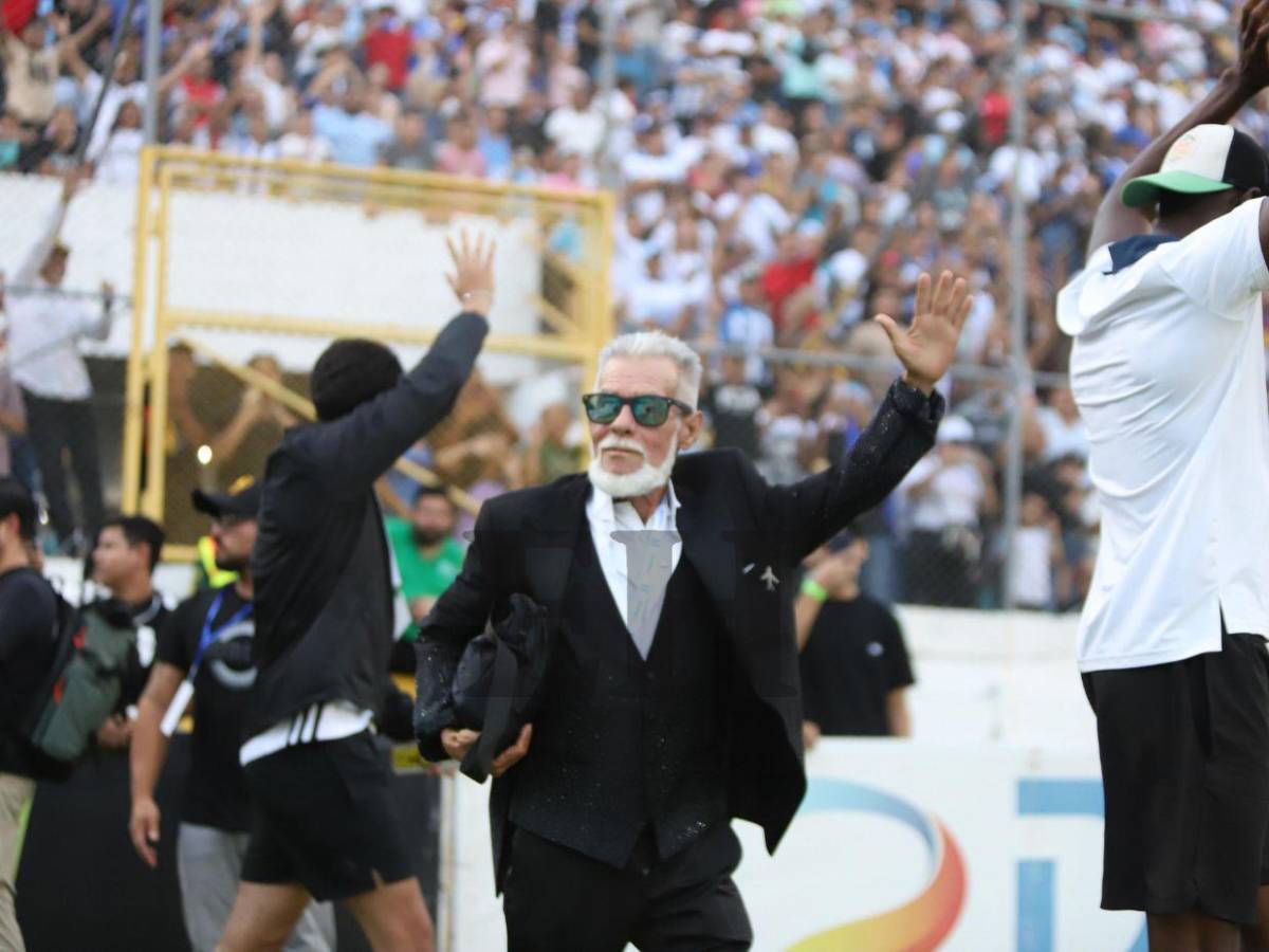 ¡Derrochando flow! La elegancia de El Loco de la Selva en el partido de tiktokers de Honduras vs El Salvador