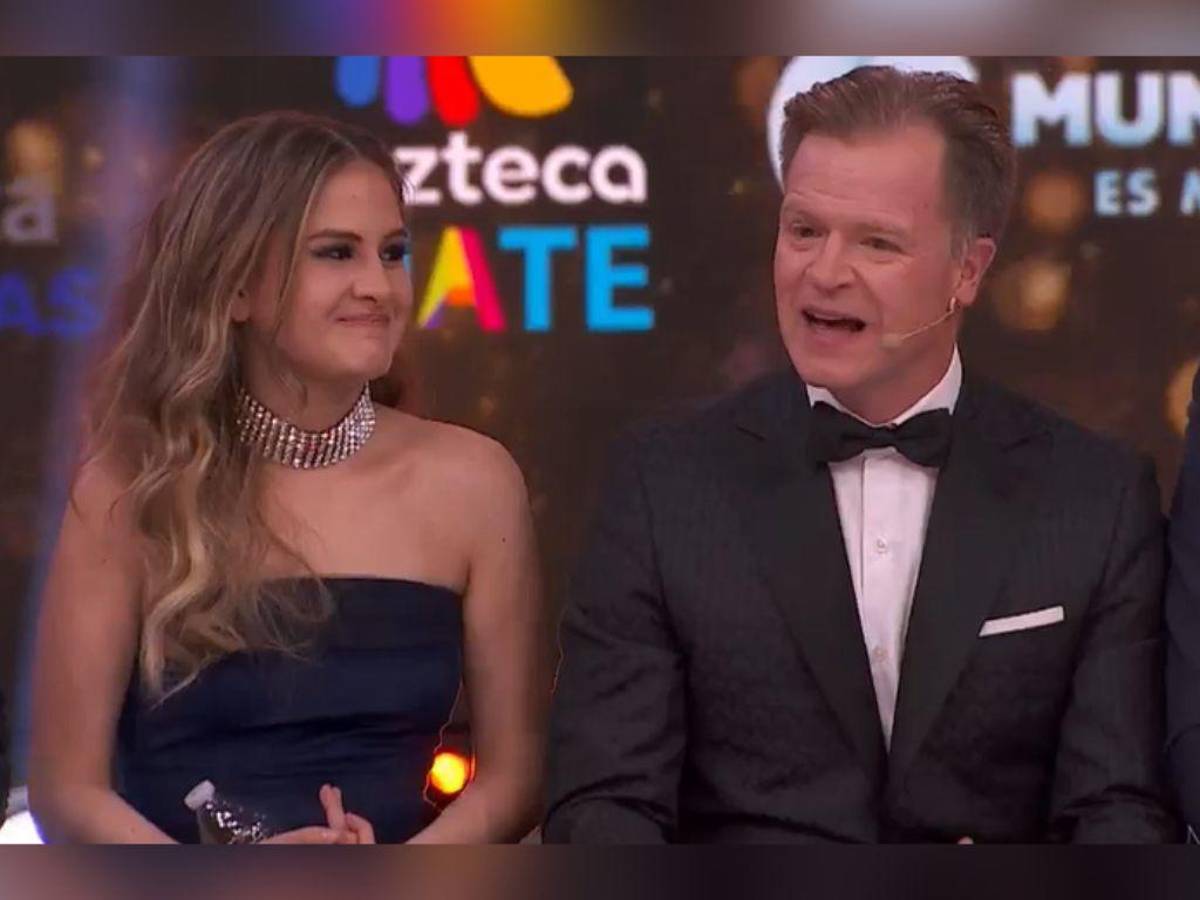 Así fue el momento en que Arturo López Gavito daba sus halagos a Mar, tras ser consultado sobre la decisión del público de otorgarle el primer lugar a Cesia Sáenz. Mar lo veía emocionada.