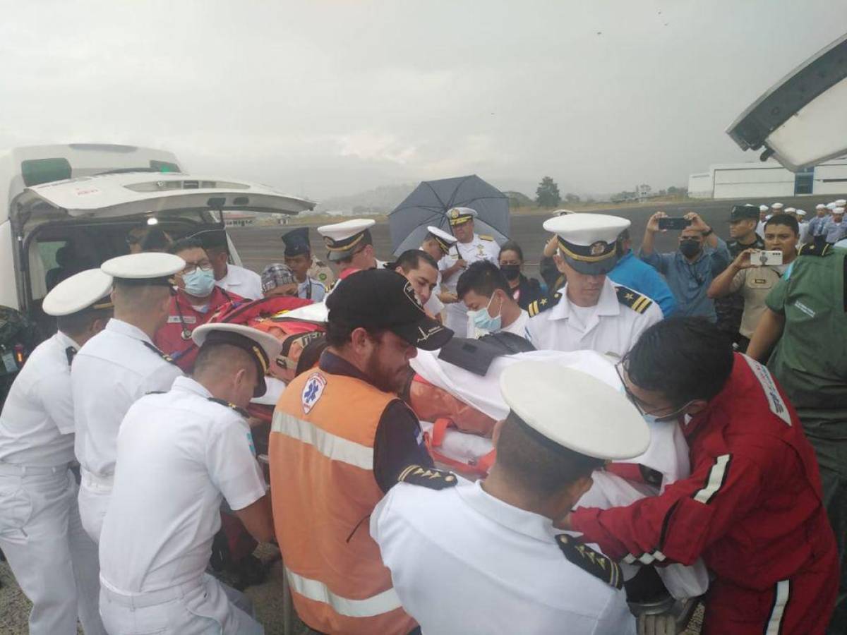 Con sumo cuidado y con la ayuda de varios miembros de la Fuerza Naval, abordó el avión-ambulancia, Josué Ismael Romero Anariba, el tercer militar que sufrió quemaduras de gravedad.
