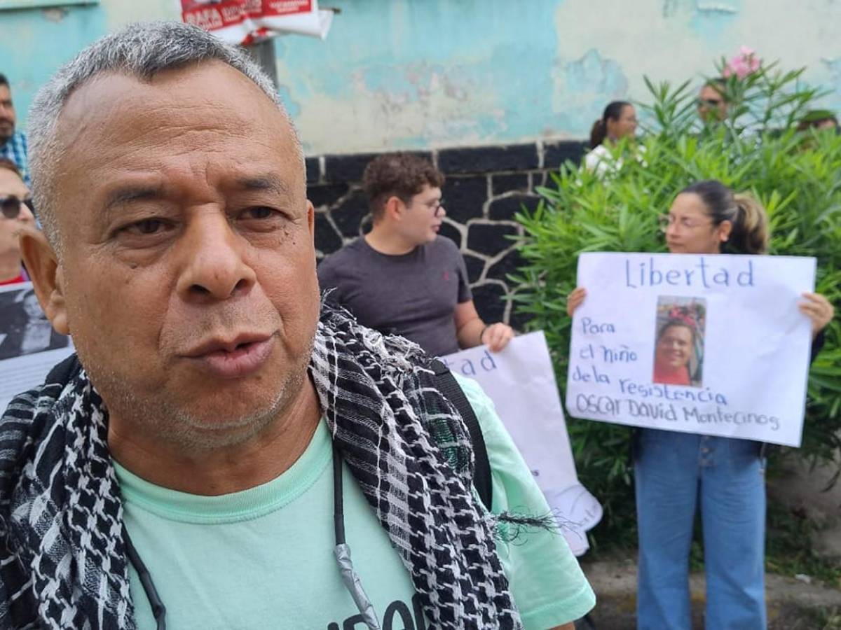 Con bandera palestina y pancartas: el apoyo a David Montecinos, acusado de agredir a Floridalia Aguilar