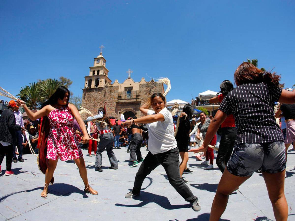 Penitencia y tradición: habitantes de Jalisco se azotan en ritual de Semana Santa