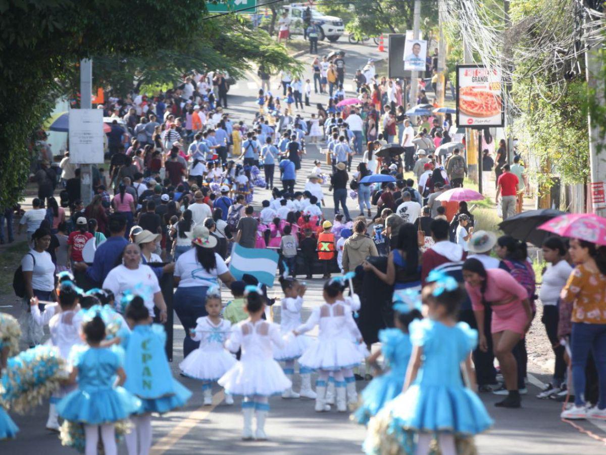 Palillonas y pomponeras de prebásica deslumbran en los desfiles patrios en Tegucigalpa