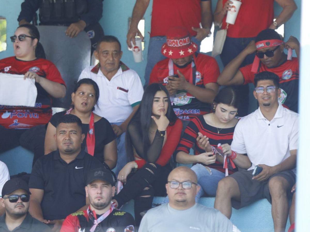 Hermosas aficionadas llegan al estadio Rubén Deras para la finalísima de ascenso