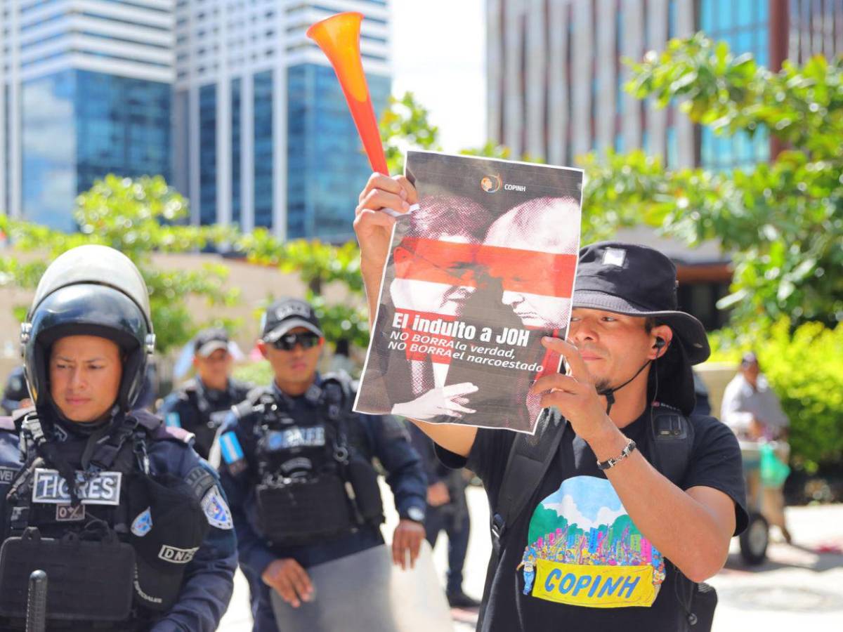 Protestan frente a Embajada de EE UU contra el indulto de Donald Trump a JOH