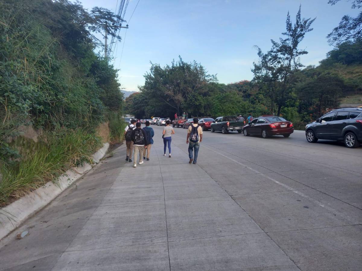 Muchos de los residentes de esta zona no tuvieron otra opción más que caminar para poder llegar a tiempo a su trabajo.