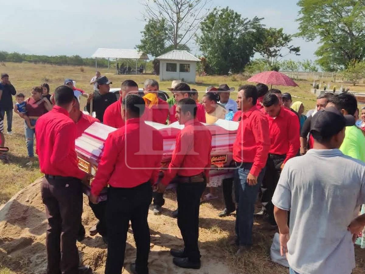 Nos dejas un vacío: dura despedida a las víctimas de la masacre en Trujillo
