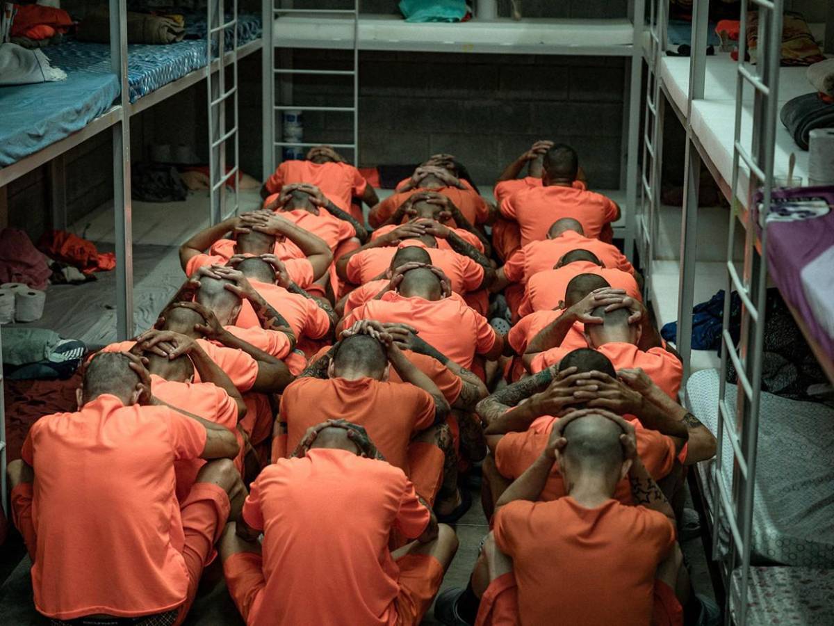 Rapados y con uniformes naranja, Costa Rica traslada presos a su megacárcel Cacco