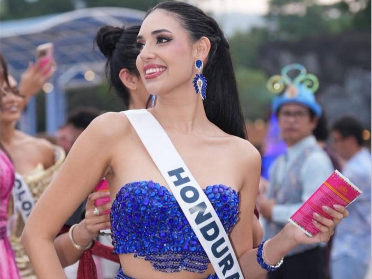 Alejandra Fuentes deslumbró con look azul y brillante en entrevista con jurado de Miss Universo