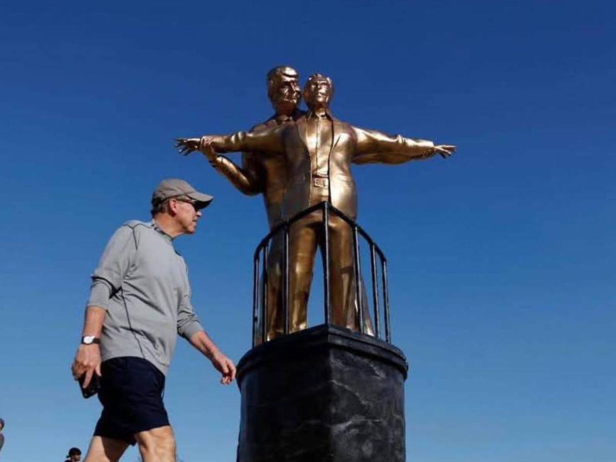 Estatua de Trump y Epstein imitando escena de Titanic se vuelve viral