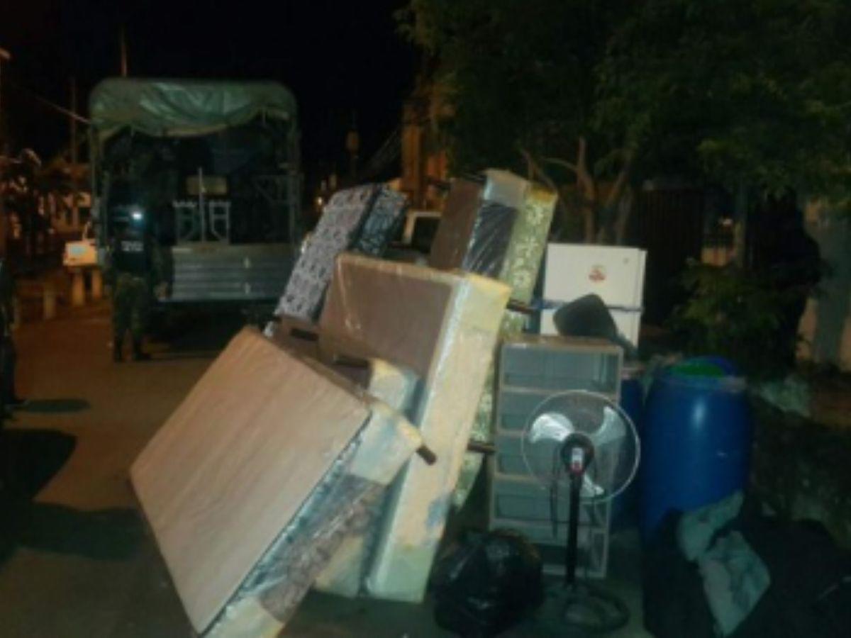 Esta es una imagen real del desalojo que sufrió la familia de Diana tras las amenazas de los asesinos de su padre.